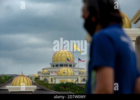 Kuala Lumpur, Malaisie. 25 octobre 2020. Le Palais national est vu à Kuala Lumpur, Malaisie, 25 octobre 2020. Dimanche, le roi Sultan Abdullah Sultan Ahmad Shah de Malaisie a exhorté les politiciens du pays à cesser de « politiser » la lutte contre la COVID-19 lorsque la Malaisie continue de lutter contre l'épidémie de la COVID-19.ALLER AVEC les « appels du roi alaysien pour la fin de la « politisation » de la lutte de la COVID-19 » Credit: Chong Voon Chung/Xinhua/Alay Live News Banque D'Images