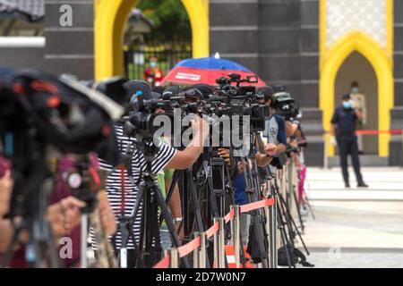 Kuala Lumpur, Malaisie. 25 octobre 2020. Le personnel des médias attend devant le Palais national de Kuala Lumpur, en Malaisie, le 25 octobre 2020. Dimanche, le roi Sultan Abdullah Sultan Ahmad Shah de Malaisie a exhorté les politiciens du pays à cesser de « politiser » la lutte contre la COVID-19 lorsque la Malaisie continue de lutter contre l'épidémie de la COVID-19.ALLER AVEC les « appels du roi alaysien pour la fin de la « politisation » de la lutte de la COVID-19 » Credit: Chong Voon Chung/Xinhua/Alay Live News Banque D'Images