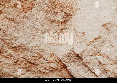 Détails de la texture de la pierre de sable avec teinte orange, gros plan de la surface de la roche, arrière-plan des roches naturelles. Banque D'Images