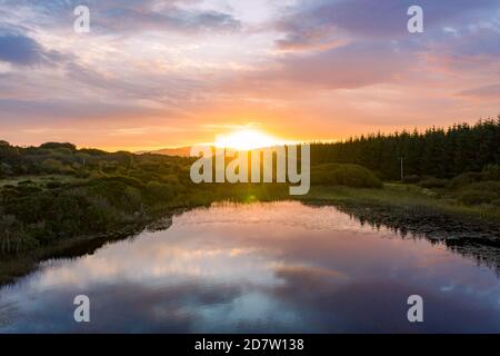 Antenne de lac dans un tourbières par Clooney, Portnoo - Comté de Donegal, Irlande. Banque D'Images