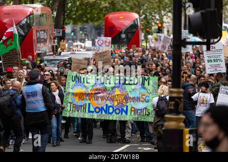 Les manifestants tiennent une bannière devant une marche lors d'un rassemblement anti-verrouillage à Londres, le 24 octobre 2020 Banque D'Images