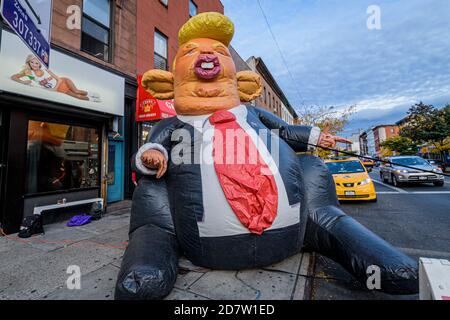 ÉTATS-UNIS. 24 octobre 2020. Le tristement célèbre Trump Rat a fait une apparition pop up dans les rues de Brooklyn le 24 octobre 2020 alors que le vote tôt a officiellement commencé à New York. Un groupe de militants l'a montré comme un moyen de rappeler aux New-Yorkais de se rendre aux urnes dans ce cycle électoral. (Photo par Erik McGregor/Sipa USA) crédit: SIPA USA/Alay Live News Banque D'Images