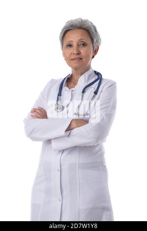 Femme asiatique mature médecin avec stéthoscope isolé sur fond blanc, mouvement croisé des bras Banque D'Images
