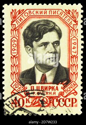 MOSCOU, RUSSIE - 9 OCTOBRE 2020 : timbre-poste imprimé en Union soviétique consacré au 50e anniversaire de naissance de Petras Cvirka, série, vers 1959 Banque D'Images