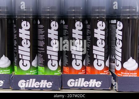 Tyumen, Russie-11 octobre 2020 : crème de rasage Gillette en magasin. Gillette est un rasoir de sécurité de marque. Sur les étagères de l'hypermarché Banque D'Images