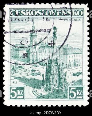 MOSCOU, RUSSIE - 9 OCTOBRE 2020: Timbre-poste imprimé en Tchécoslovaquie montre Olomouc, Châteaux, paysages et séries de villes, vers 1936 Banque D'Images