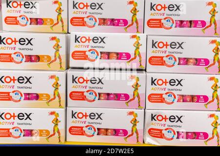 Tyumen, Russie-11 octobre 2020: Kotex est une marque de produits d'hygiène féminine sur l'étagère du supermarché Metro cash and carry. Banque D'Images