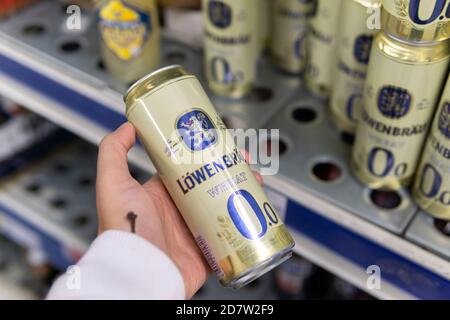 Tyumen, Russie-octobre 11, 2020: Lowenbrau beerbottle sur les étagères du métro cash et de porter l'hypermarché d'épicerie Banque D'Images