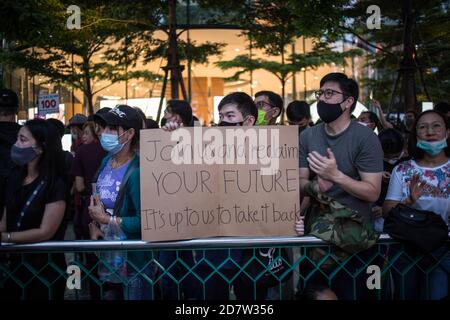 Bangkok, Thaïlande. 25 octobre 2020. Un manifestant tient un écriteau disant « Rejoignez-nous et récupérez votre avenir c'est à nous de le reprendre » lors d'une manifestation antigouvernementale dans la capitale thaïlandaise. Des milliers de manifestants pro-démocratie sont descendus dans les rues de Ratchaprasong intersection pour demander la démission du Premier ministre thaïlandais et la réforme de la monarchie. Crédit : SOPA Images Limited/Alamy Live News Banque D'Images