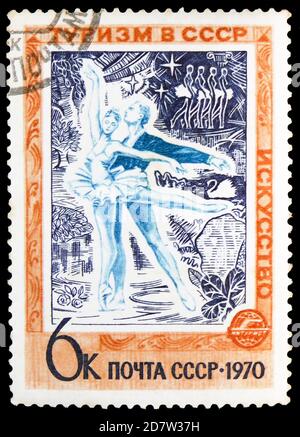MOSCOU, RUSSIE - 9 OCTOBRE 2020 : timbre-poste imprimé en Union soviétique montre la scène du Ballet 'swan Lake' (P.I. Tchaikovsky), Tourisme en URSS série, Banque D'Images