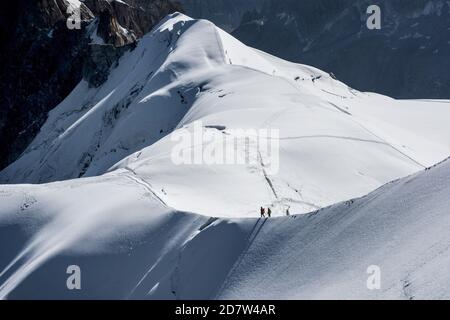 Randonnées pédestres sur une crête enneigée de la vallée Blanche, massif du Mont blanc depuis l'aiguille du midi 3842m, Chamonix, France Banque D'Images