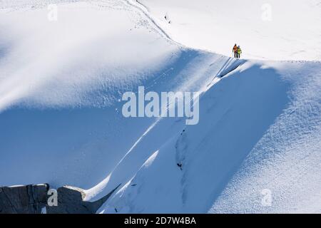 Randonnées pédestres sur une crête enneigée de la vallée Blanche, massif du Mont blanc depuis l'aiguille du midi 3842m, Chamonix, France Banque D'Images