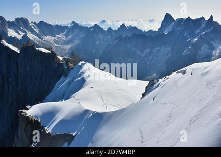 Randonnées pédestres sur une crête enneigée de la vallée Blanche, massif du Mont blanc depuis l'aiguille du midi 3842m, Chamonix, France Banque D'Images