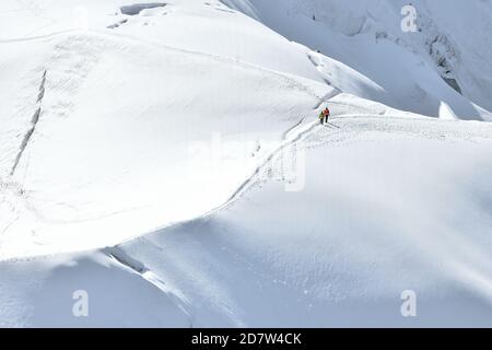 Randonnées pédestres sur une crête enneigée de la vallée Blanche, massif du Mont blanc depuis l'aiguille du midi 3842m, Chamonix, France Banque D'Images