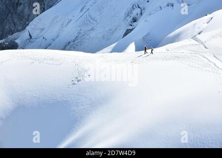 Randonnées pédestres sur une crête enneigée de la vallée Blanche, massif du Mont blanc depuis l'aiguille du midi 3842m, Chamonix, France Banque D'Images