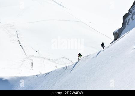 Randonnées pédestres sur une crête enneigée de la vallée Blanche, massif du Mont blanc depuis l'aiguille du midi 3842m, Chamonix, France Banque D'Images