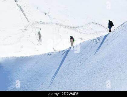 Randonnées pédestres sur une crête enneigée de la vallée Blanche, massif du Mont blanc depuis l'aiguille du midi 3842m, Chamonix, France Banque D'Images