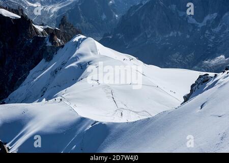 Randonnées pédestres sur une crête enneigée de la vallée Blanche, massif du Mont blanc depuis l'aiguille du midi 3842m, Chamonix, France Banque D'Images