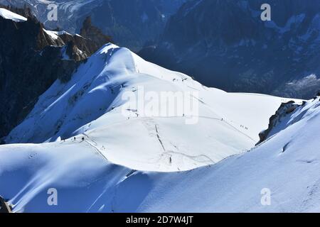 Randonnées pédestres sur une crête enneigée de la vallée Blanche, massif du Mont blanc depuis l'aiguille du midi 3842m, Chamonix, France Banque D'Images