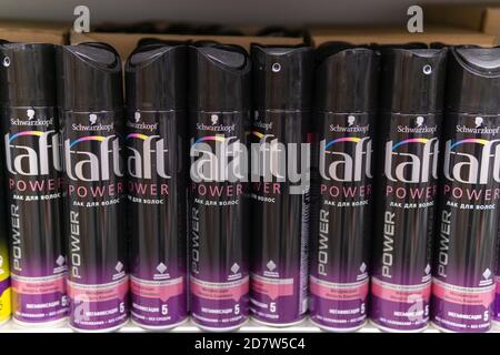 Tyumen, Russie-octobre 11, 2020: jet de cheveux taft Schwarzkopf sur les étagères de l'hypermarché. Banque D'Images