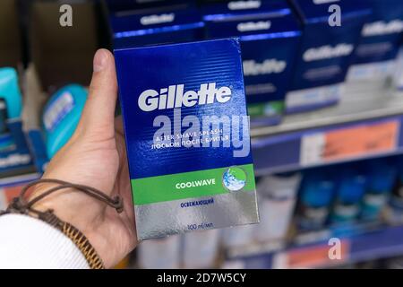 Tyumen, Russie-11 octobre 2020 : crème de rasage Gillette en magasin. Gillette est un rasoir de sécurité de marque. Sur les étagères de l'hypermarché Banque D'Images