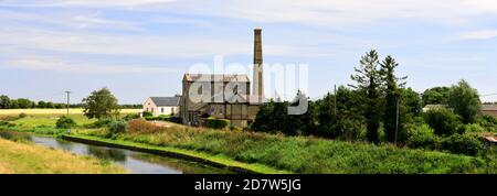 Vue sur le vieux moteur de Stretham, la rivière Great Ouse, village de Stretham, Cambridgeshire, Angleterre Banque D'Images