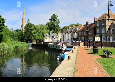 Vue d'été sur les attentes, rivière Great Ouse; ville de St Ives; Cambridgeshire; Angleterre; Royaume-Uni Banque D'Images