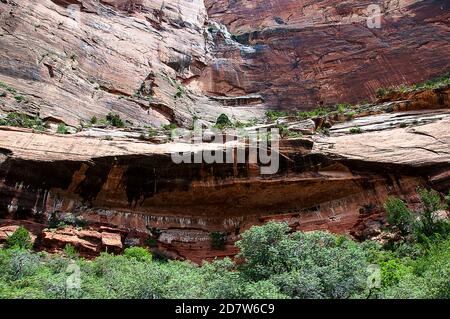 Désigné en 1919, le parc national de Zion est le plus ancien parc national de l'Utah. Le canyon de Zion présente des tours et des monolithes qui suggèrent une grandeur tranquille Banque D'Images