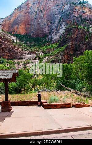 Désigné en 1919, le parc national de Zion est le plus ancien parc national de l'Utah. Le canyon de Zion présente des tours et des monolithes qui suggèrent une grandeur tranquille Banque D'Images