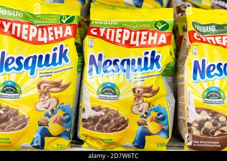Tyumen, Russie-11 octobre 2020: Boîte de petit-déjeuner au chocolat Nesquik au supermarché. Banque D'Images
