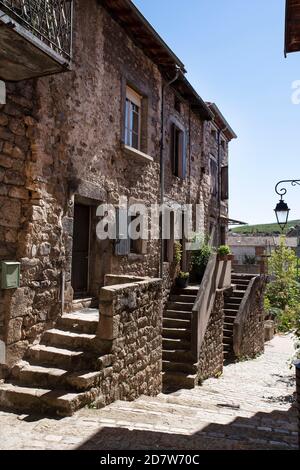 Architecture de maisons anciennes avec des escaliers dans la ville de Saint Julien chapteuil en haute Loire en Auvergne en France Banque D'Images