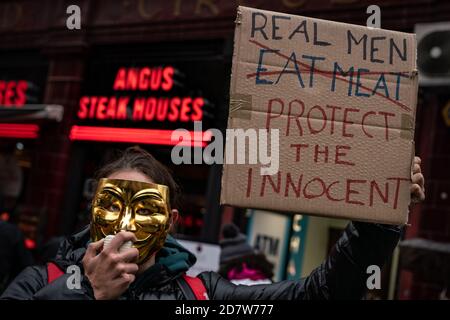 Londres, Royaume-Uni. 25 octobre 2020. Les manifestants pour les droits des animaux poursuivent leur vague d'activisme végétalien dans la ville en ciblant et en protestant à l'extérieur de certains points de vente, notamment Angus Steak Houses. Credit: Guy Corbishley/Alamy Live News Banque D'Images