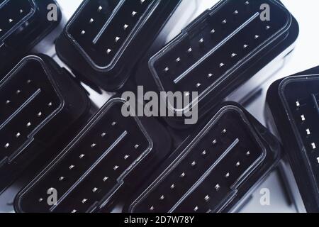 Ensemble de lecteurs de voiture OBD2 et d'interfaces de diagnostic. Lecteur de voiture professionnel OBDII. Connecteur de prise pour le diagnostic du véhicule. Arrière-plan de la vue de dessus Banque D'Images