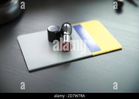 Livre de banque avec timbre sur le bureau Banque D'Images