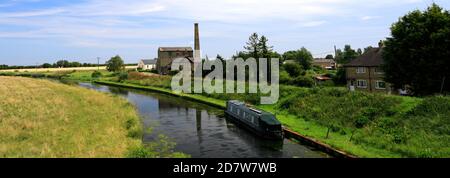 Vue sur le vieux moteur de Stretham, la rivière Great Ouse, village de Stretham, Cambridgeshire, Angleterre Banque D'Images