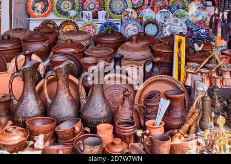 Yalta, Russie - 25 octobre 2020 : souvenirs faits à la main de la Crimée de montagne pour les touristes. Belle poterie à motifs floraux : tasses, assiettes, cruches, Banque D'Images