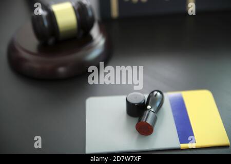 Livre de banque avec timbre sur le bureau dans le bureau d'avocats Banque D'Images
