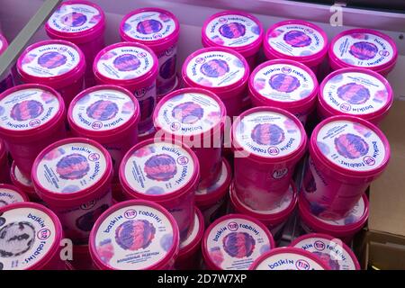 Tyumen, Russie-11 octobre 2020: crème glacée baskin robbins à vendre au réfrigérateur. Vente de marchandises sur des étagères hypermarchés Banque D'Images