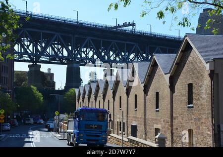 Vue sur le pont du port de Sydney le long de Hickson Road, Sydney, Nouvelle-Galles du Sud Banque D'Images