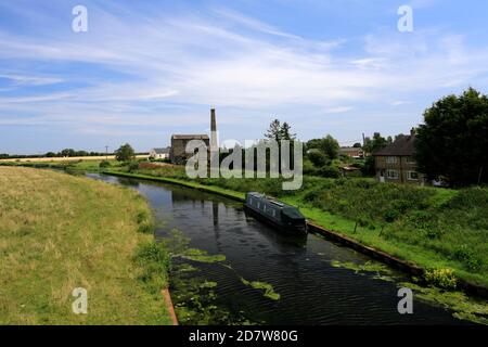 Vue sur le vieux moteur de Stretham, la rivière Great Ouse, village de Stretham, Cambridgeshire, Angleterre Banque D'Images