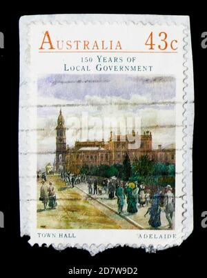 MOSCOU, RUSSIE - 28 MARS 2018 : un timbre imprimé en Australie montre l'hôtel de ville d'Adélaïde, série World Timbres Expo 2013, vers 1990 Banque D'Images