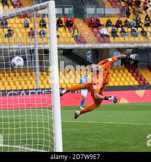 Benevento, Italie. 25 octobre 2020. SSC Napoli a obtenu un score contre le gardien de but DU FC Benevento LORENZO MONTIPO lors de la série italienne UNE action au stade Vigorito. Crédit : Fabio Sasso/ZUMA Wire/Alay Live News Banque D'Images