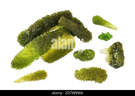 Groupe de pierres semi-précieuses à la moldavite verte rare isolées sur fond blanc. Divers formes de pierres précieuses brutes pile de verre cosmique avec surface rugueuse de mousse. Banque D'Images