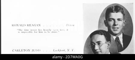 Un portrait du jeune Ronald Reagan en tant qu'étudiant diplômé apparaît dans l'annuaire 1932 du Eureka College, un petit collège d'arts libéraux fondé en 1855 à Eureka, Illinois, États-Unis. Il a obtenu un baccalauréat ès arts avec une majeure en sociologie et en économie. En tant que senior, Reagan a servi comme président du corps étudiant, puis est devenu une star de cinéma hollywoodienne, le gouverneur de la Californie, et finalement le 40e président des États-Unis d'Amérique pour deux mandats (1981-89). Dixon est le nom de sa ville natale de l'Illinois, que Reagan a quitté en 1928 à l'âge de 17 ans pour s'inscrire à l'université. Banque D'Images