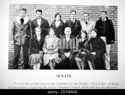 Un jeune Ronald Reagan (rangée arrière, extrême droite) pose avec des collègues du Sénat étudiant une photo dans l'annuaire de 1932 ans d'Eureka College, un petit collège d'arts libéraux fondé en 1855 à Eureka, Illinois, États-Unis. En 1928, à l'âge de 17 ans, Reagan a quitté sa ville natale de Dixon, dans l'Illinois, pour s'inscrire à l'école de quatre ans. Il a obtenu un baccalauréat ès arts avec une majeure en sociologie et en économie. En tant que senior, Reagan a servi comme président du corps étudiant, puis est devenu une star de cinéma hollywoodienne, le gouverneur de la Californie, et finalement le 40ème président des États-Unis (1981-89). Banque D'Images