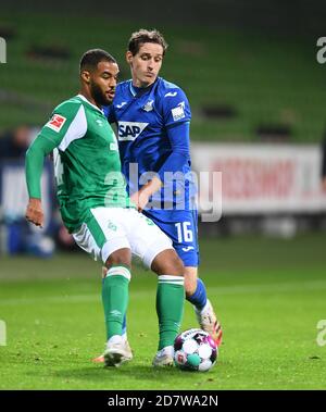 Brême, Allemagne. 25 octobre 2020. Football: Bundesliga, Werder Bremen - 1899 Hoffenheim, 5ème match. Jean-Manuel MBOM de Werder (l) combat Sebastian Rudy de Hoffenheim pour le ballon. Crédit : Carmen Jaspersen/dpa - REMARQUE IMPORTANTE : Conformément aux règlements de la DFL Deutsche Fußball Liga et de la DFB Deutscher Fußball-Bund, il est interdit d'exploiter ou d'exploiter dans le stade et/ou à partir du jeu pris des photos sous forme d'images de séquences et/ou de séries de photos de type vidéo./dpa/Alay Live News Banque D'Images