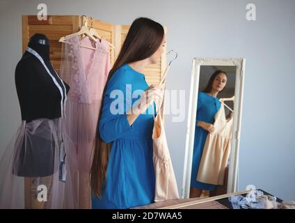 belle couturière essayer sur un nouveau produit en face de le miroir Banque D'Images