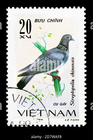 MOSCOU, RUSSIE - 28 MARS 2018 : un timbre imprimé au Vietnam montre la Dove tachetée chinoise (Streptopelia chinensis), série d'oiseaux chanteurs, vers 1978 Banque D'Images