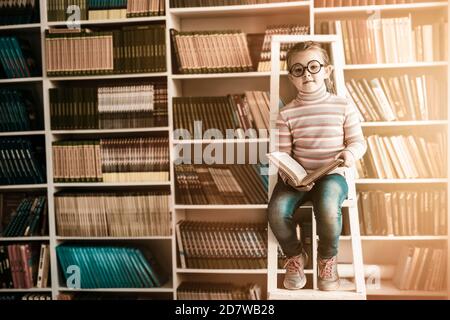 Adorable mignon petite fille lisant le concept de conte de fées. Photo de haute qualité Banque D'Images