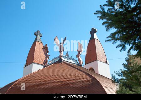 Église catholique du millénaire conçue par Makovecz. Les statues d'ange en cuivre représentent les grands anges de Saint-Michel, Gabriel, Raphaël et Uriel. Banque D'Images